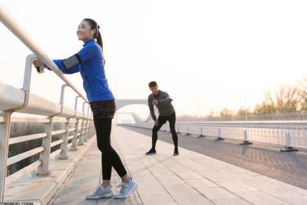 如何设计一个体育教师足球培训的横幅？(图1)